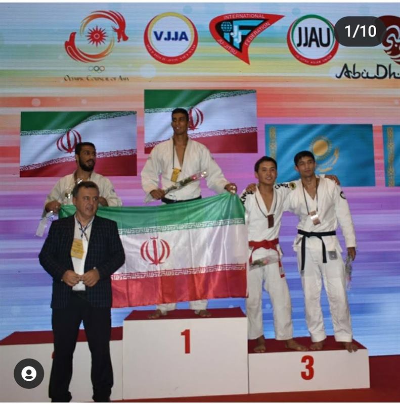 سکوی قهرمانی با پرچم ایران